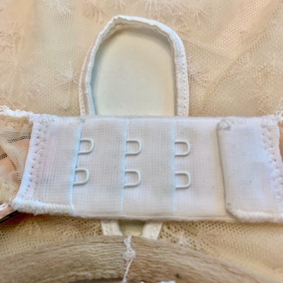 Victoria’s Secret high neck keyhole Lace Bra - Picture 4 of 7